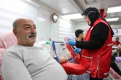 Elazığ Medilines Hastanesi önünde Türk Kızılayı kan bağışı mobil aracı ve bağış yapan kişiler