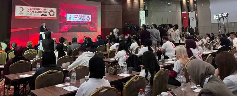 Türk Kızılay Başkanı Fatma Meriç Yılmaz, kan bağışı çalıştayında konuşma yaparken