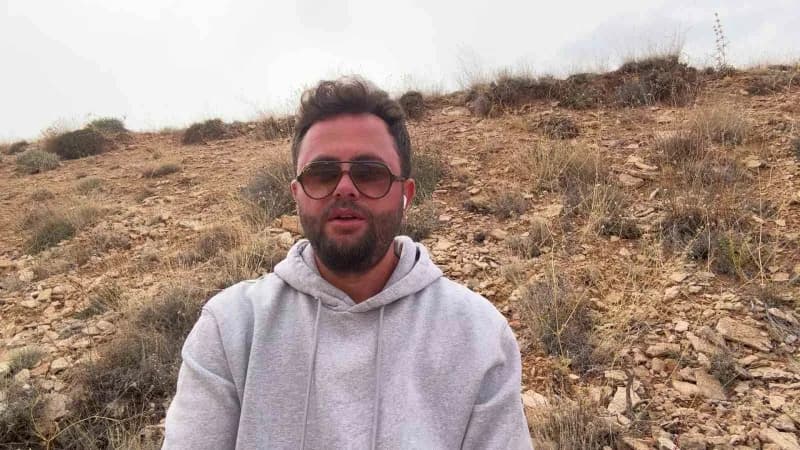 Sivas Gürün kırsalında porsuk yuvasında bulunan Kangal köpeği yavruları ve onları besleyen çobanlar