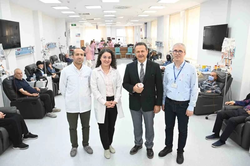 Manisa Celal Bayar Üniversitesi Hafsa Sultan Hastanesi'nde kanser tedavisi gören hastalara moral vermek amacıyla düzenle