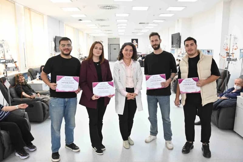Manisa Celal Bayar Üniversitesi Hafsa Sultan Hastanesi'nde kanser tedavisi gören hastalara moral vermek amacıyla düzenle