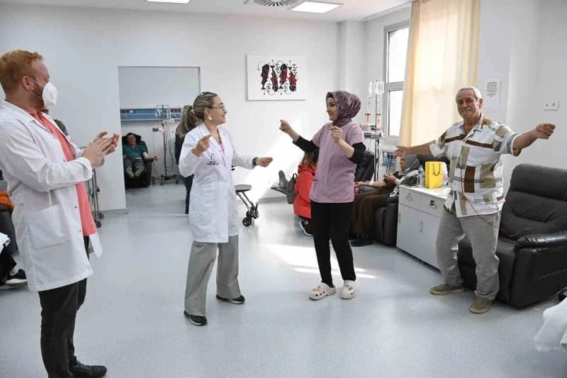 Manisa Celal Bayar Üniversitesi Hafsa Sultan Hastanesi'nde kanser tedavisi gören hastalara moral vermek amacıyla düzenle