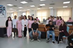 Manisa Celal Bayar Üniversitesi Hafsa Sultan Hastanesi'nde kanser hastalarına moral veren müzik etkinliği sırasında çeki