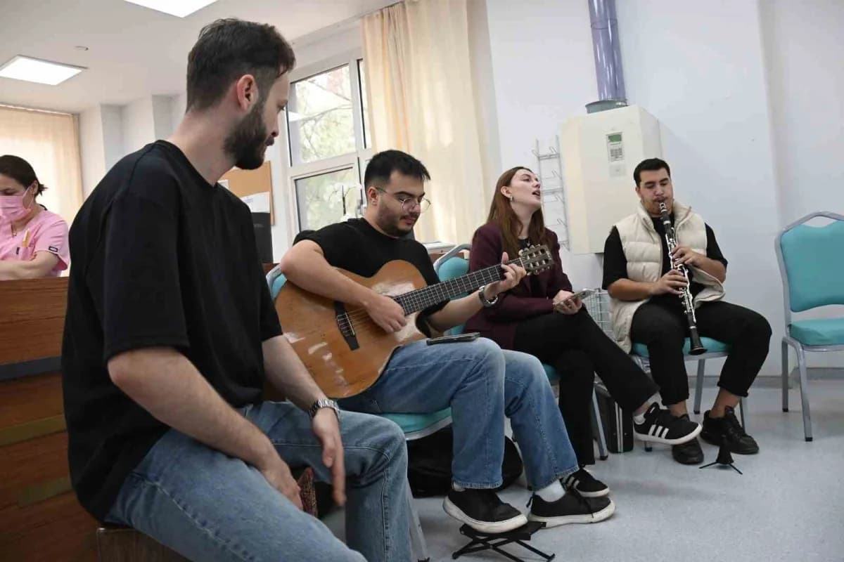 Manisa Celal Bayar Üniversitesi Hafsa Sultan Hastanesi'nde kanser tedavisi gören hastalara moral vermek amacıyla düzenle