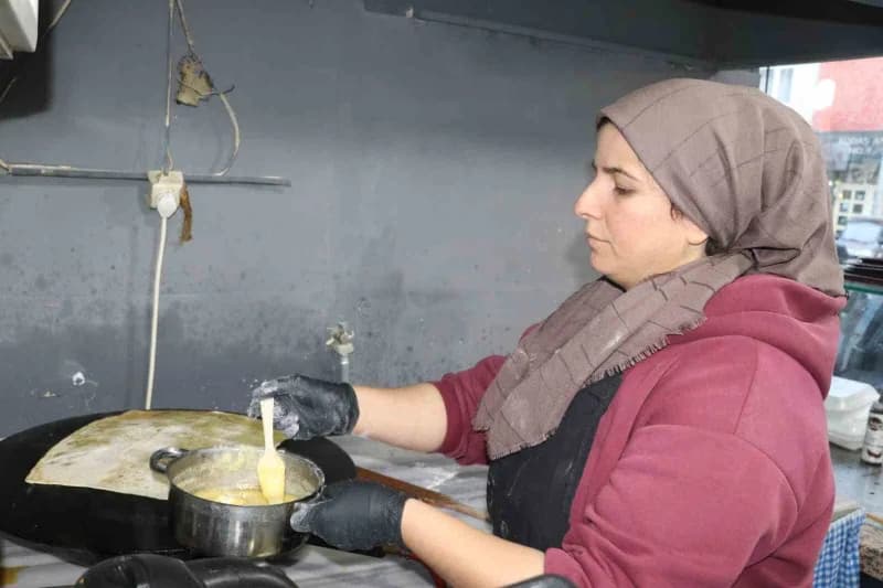 Dul olduğu için kiralık ev bulmakta güçlük çeken kadın, pişirdiği gözlemeleri çocuklarını biri kanser tedavisi gören 4 ç