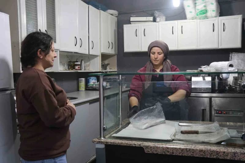 Dul olduğu için kiralık ev bulmakta güçlük çeken kadın, pişirdiği gözlemeleri çocuklarını biri kanser tedavisi gören 4 ç