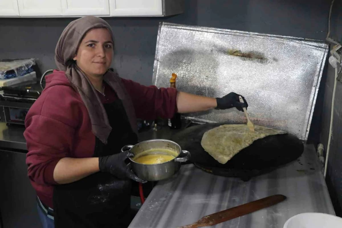 Dul olduğu için kiralık ev bulmakta güçlük çeken kadın, pişirdiği gözlemeleri çocuklarını biri kanser tedavisi gören 4 ç