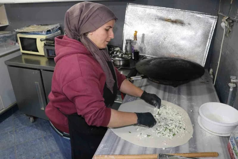 Sivas'ta gözleme pişirip satarak 4 çocuğunu okutmaya çalışan dul kadın