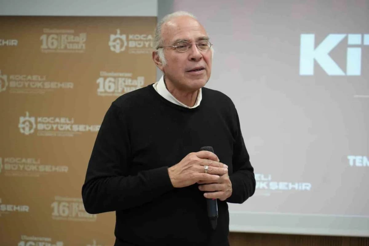 Radyasyon Onkolojisi Uzmanı Dr. Yavuz Dizdar, 16. Uluslararası Kocaeli Kitap Fuarı'nda düzenlenen söyleşide vatandaşlarl
