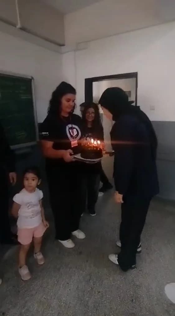 Sınıf arkadaşları, Buse'nin kanseri yenmesini pasta keserek kutladı.