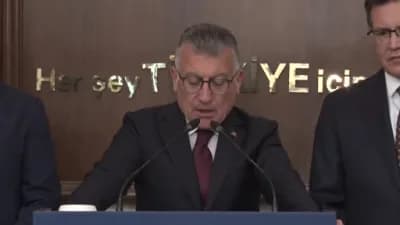 AK Parti Grup Başkanı Abdullah Güler basın toplantısında kanun teklifi hakkında açıklama yapıyor