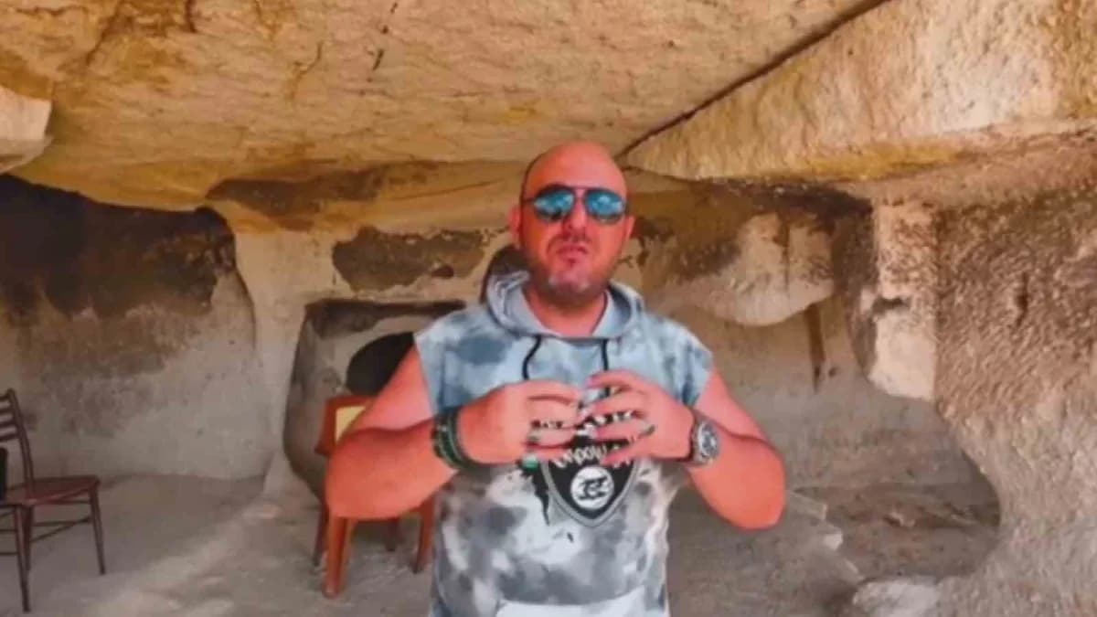 Kapadokya Göreme'de yıkılan peribacası ve çevresindeki doğal oluşumlar