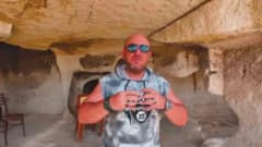 Kapadokya Göreme'de yıkılan peribacası ve çevresindeki doğal oluşumlar