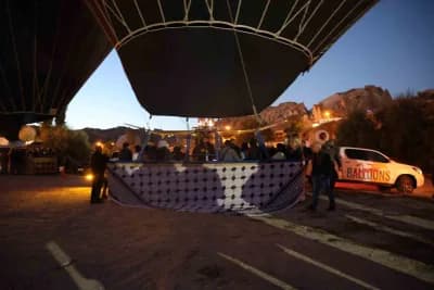 Kapadokya Göreme’de gün doğumunda havalanan kefiye desenli sıcak hava balonları Gazze için barış mesajı taşıyor