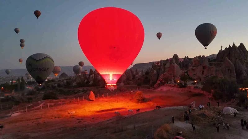 Kapadokya’da gün doğumuyla birlikte Göreme’den havalanan, sepetlerinde Filistin ve Gazze halkının sembollerinden kefiye