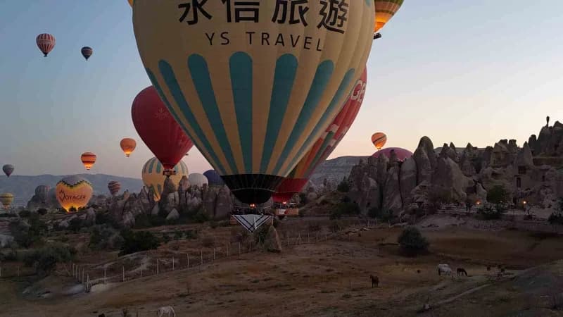 Kapadokya’da gün doğumuyla birlikte Göreme’den havalanan, sepetlerinde Filistin ve Gazze halkının sembollerinden kefiye
