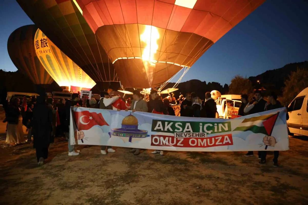 Peribacalarının üzerinde gökyüzüne yükselen "Barış Balonları", Filistin halkına destek mesajı verirken uluslararası kamu
