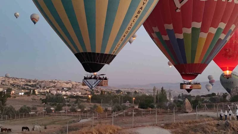 Peribacalarının üzerinde gökyüzüne yükselen "Barış Balonları", Filistin halkına destek mesajı verirken uluslararası kamu