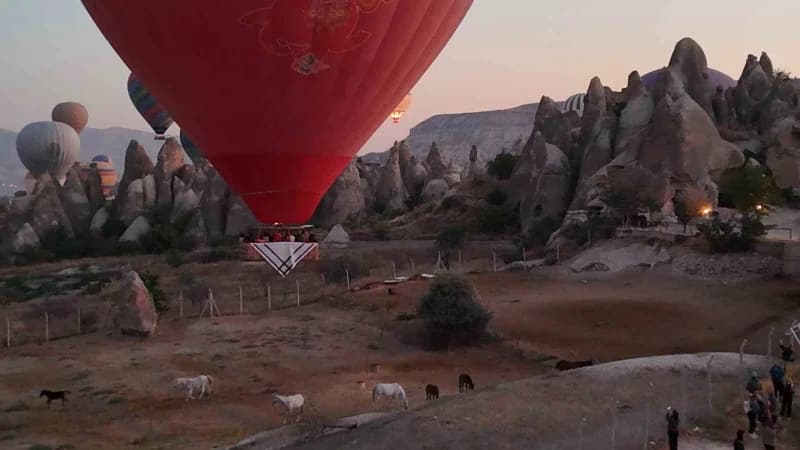 Peribacalarının üzerinde gökyüzüne yükselen "Barış Balonları", Filistin halkına destek mesajı verirken uluslararası kamu