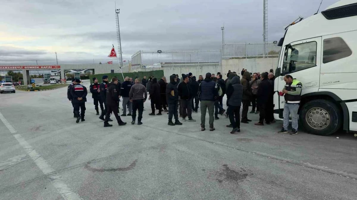 Edirne'de Kapıkule ve Hamzabeyli Sınır Kapıları'nda bekleyen tır şoförleri, Avrupa ülkelerine geçişl