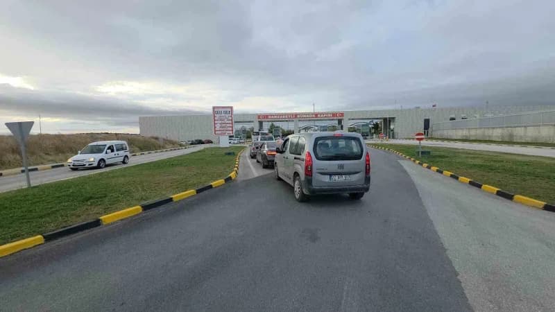 Edirne'de Kapıkule ve Hamzabeyli Sınır Kapıları'nda bekleyen tır şoförleri, Avrupa ülkelerine geçişl