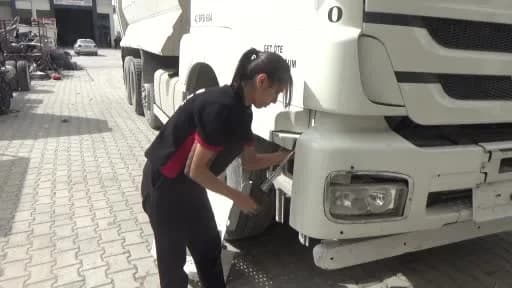 Konya Karapınar'da babasının yanında ağır vasıta kaportacılığı yapan genç kız iş başında