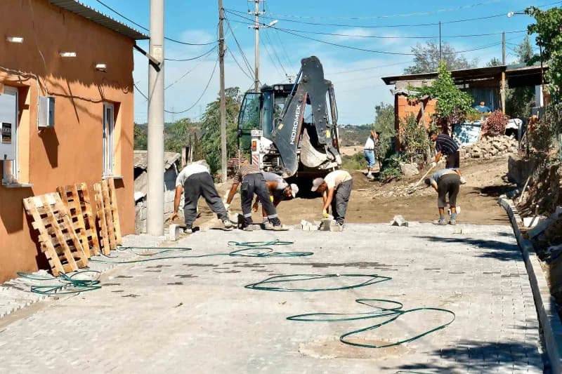 Karabiga Belediye Başkanı Ahmet Elbi, Karabiga beldesinde köy ve mahalle muhtarlarıyla bir araya geldiği toplantıda, Kar