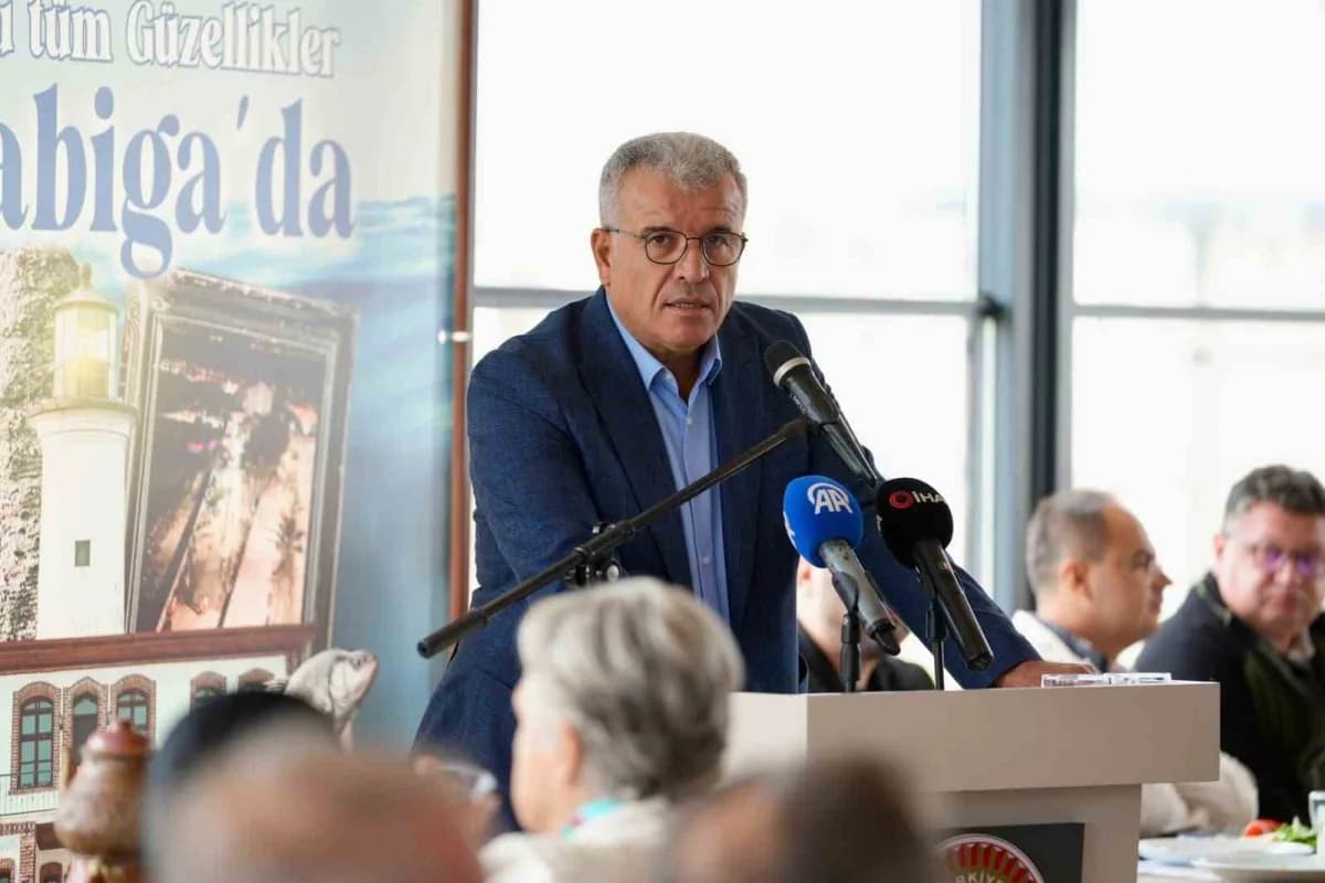 Karabiga Belediye Başkanı Ahmet Elbi muhtarlarla toplantıda konuşma yaparken