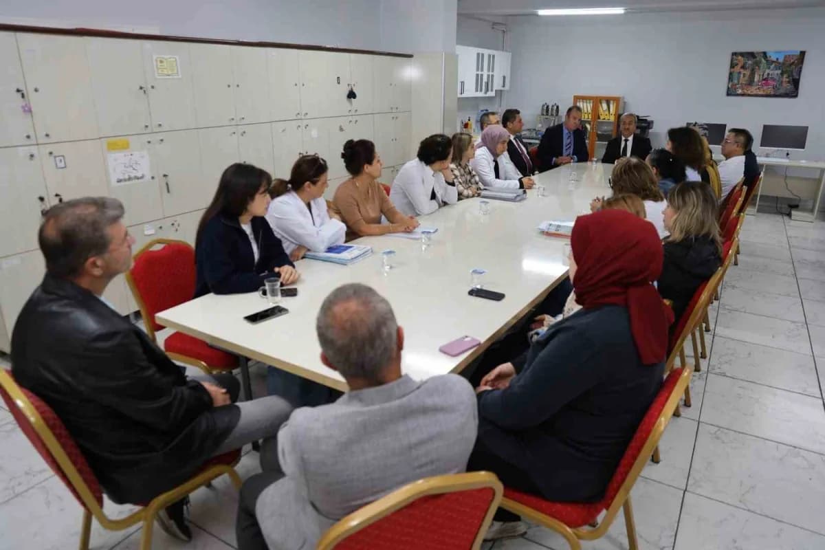 Karabük İl Milli Eğitim Müdürü Nevzat Akbaş, "Öğretmenler Odası Buluşması" çerçevesinde öğretmenlerle istişarelerde bulu