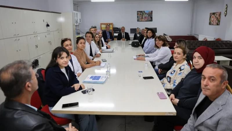 Karabük İl Milli Eğitim Müdürü Nevzat Akbaş öğretmenlerle toplantıda konuşuyor