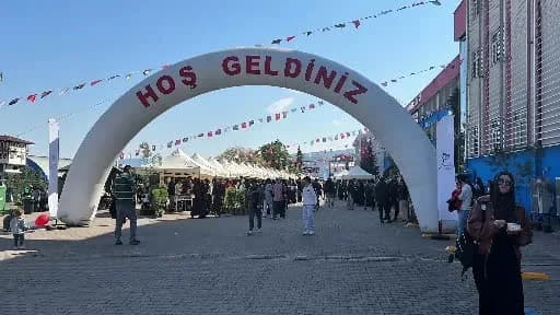 Karabük Üniversitesi kampüsünde düzenlenen KBÜFEST etkinliğinde öğrenciler yöresel kıyafetlerle 81 ilin kültürünü tanıtı