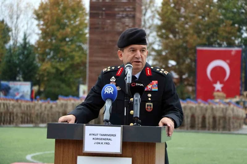 Jandarma Genel Komutanı Korgeneral Tanrıverdi de bu törenin sadece bir Eğitim döneminin sona ermesin