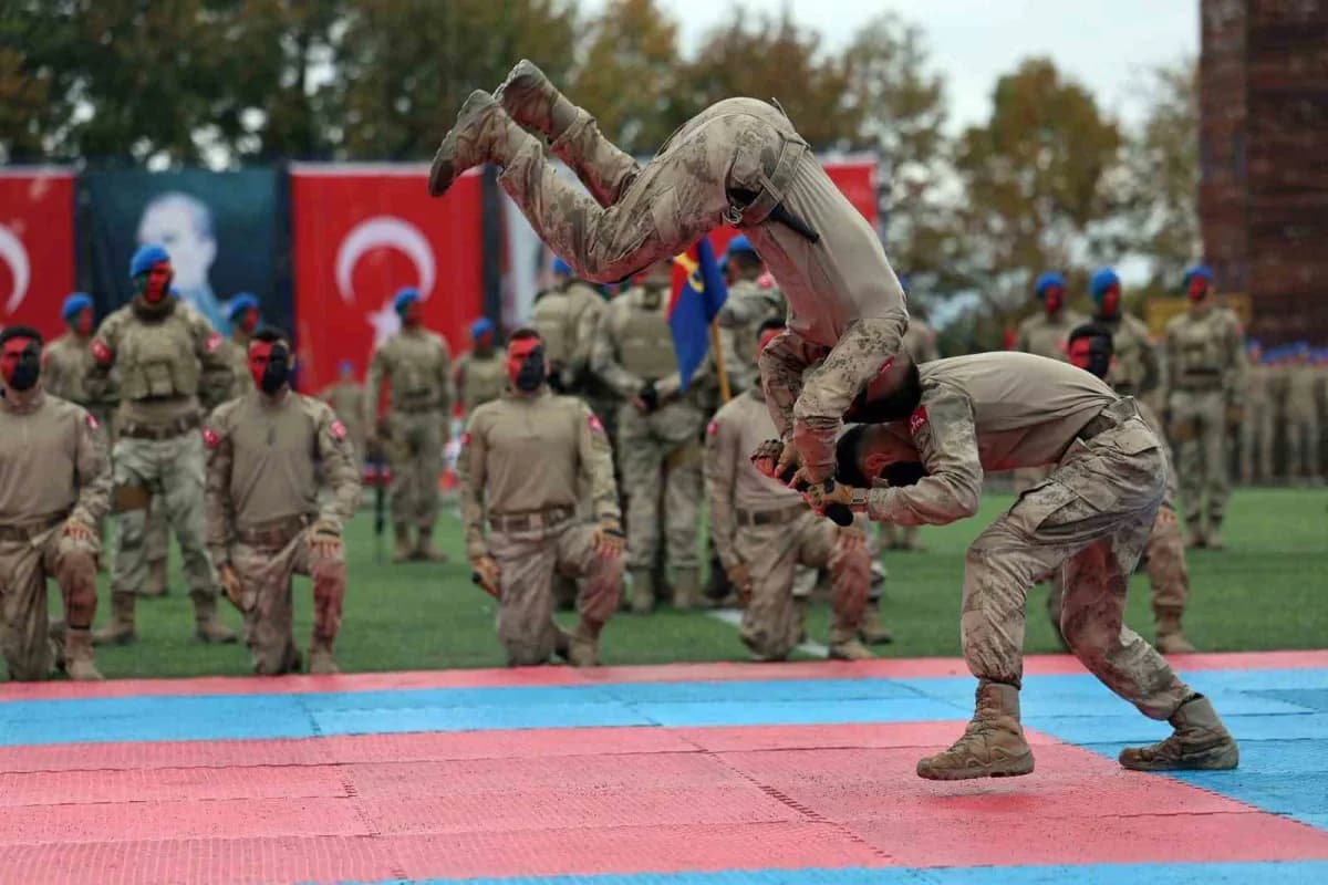 Karabük'ün Safranbolu ilçesinde Jandarma Komando Eğitim Merkezi'nde eğitimlerini tamamlayan 2 bin 15