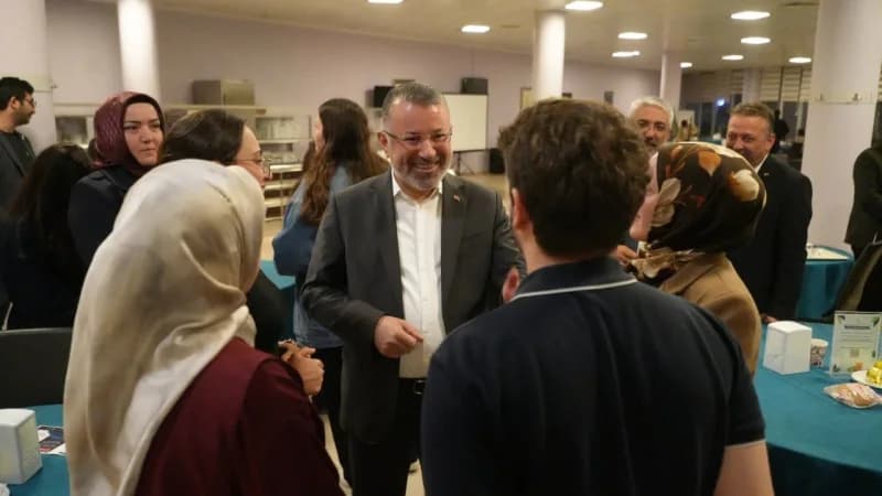 Öğrenci kulübü temsilcilerinin talep, öneri ve projelerini doğrudan aktardığı toplantı, hatıra fotoğrafı çekimiyle sona