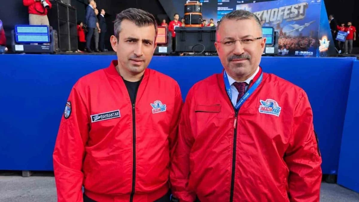 Karabük Üniversitesi Rektörü Prof. Dr. Fatih Kırışık TEKNOFEST Güneydoğu’da Selçuk Bayraktar ile görüşürken