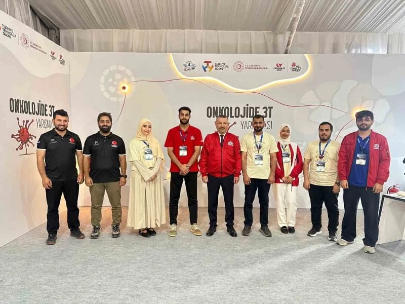 Karabük Üniversitesi Rektörü Prof. Dr. Fatih Kırışık TEKNOFEST Güneydoğu’da teknoloji takımlarıyla stantlarda sohbet edi