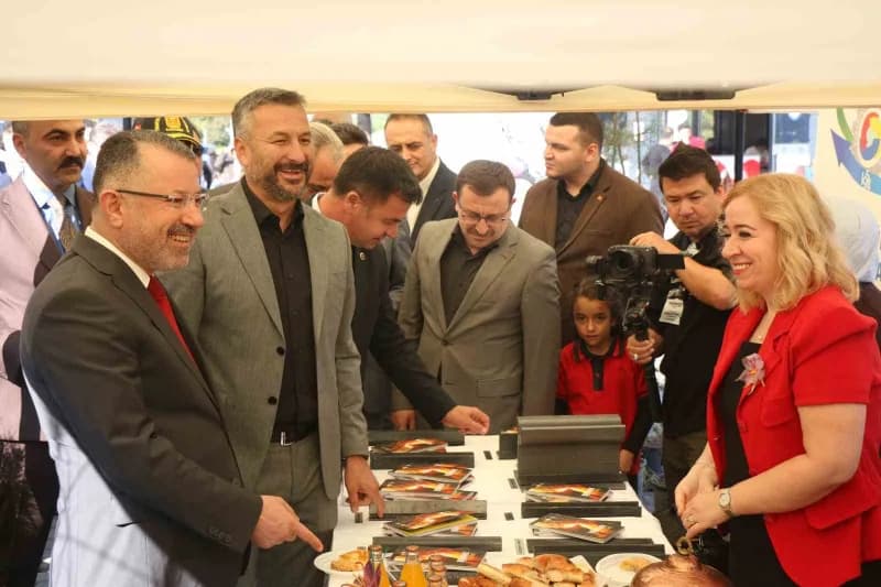 Karabük Üniversitesi kampüsünde düzenlenen KBÜFEST etkinliğinde 81 ilin kültürel değerlerini tanıtan öğrenciler