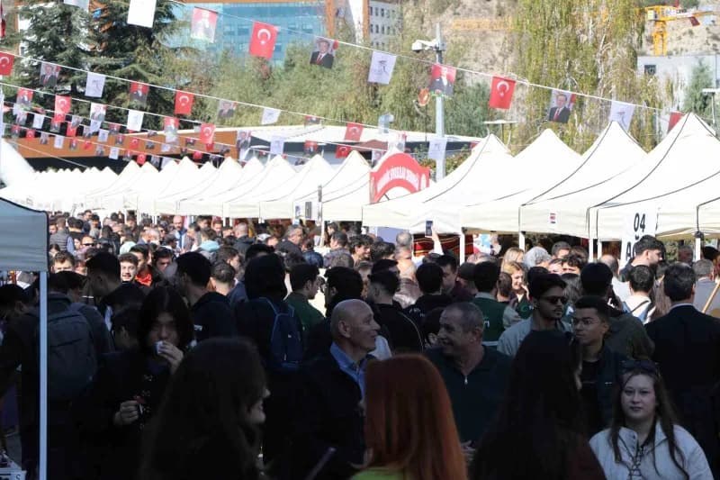 Karabük Üniversitesi (KBÜ) tarafından düzenlenen "Kbüfest 81 İl Karabük Üniversitesinde Buluşuyor" etkinliğinde 81 ilden