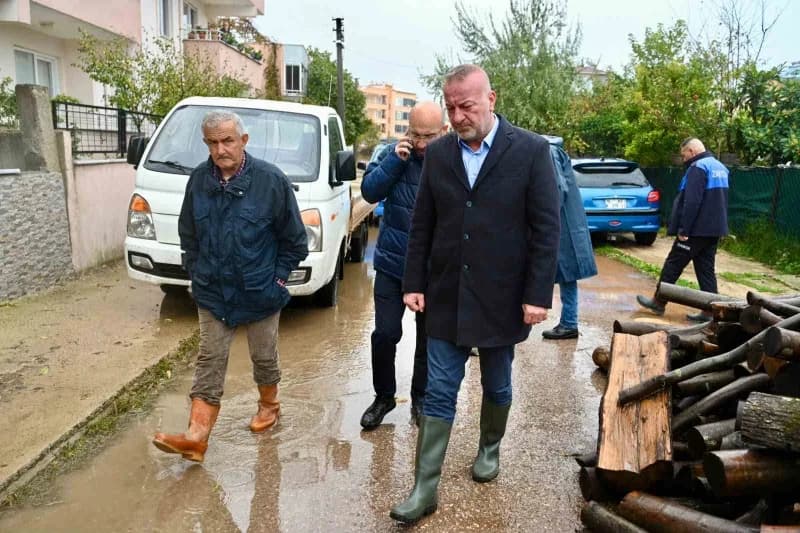 Karacabey’de şiddetli yağış sonrası belediye ekipleri ve kurumlar sahada çalışmalar yapıyor