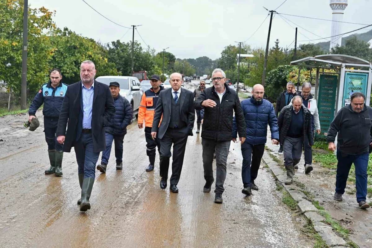 Karacabey’de etkili olan aşırı yağışların ardından Belediye ekipleri ve ilgili kurumlar, olumsuzlukl