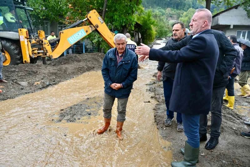 Karacabey’de etkili olan aşırı yağışların ardından Belediye ekipleri ve ilgili kurumlar, olumsuzlukl
