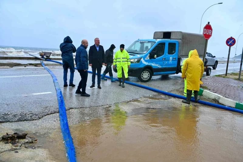 Karacabey’de etkili olan aşırı yağışların ardından Belediye ekipleri ve ilgili kurumlar, olumsuzlukl