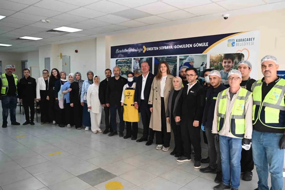 Karacabey Belediyesi, ihtiyaçlı vatandaşlara yönelik Sosyal yardım hizmetleriyle dayanışmayı büyütüyor. Sıcak yemekten e