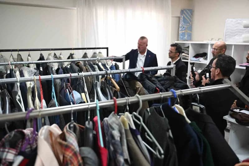 Karacabey Belediyesi, ihtiyaçlı vatandaşlara yönelik Sosyal yardım hizmetleriyle dayanışmayı büyütüyor. Sıcak yemekten e