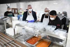 Karacabey Belediyesi sosyal destek hizmetleri kapsamında öğrencilere sıcak çorba ikramı yapılıyor