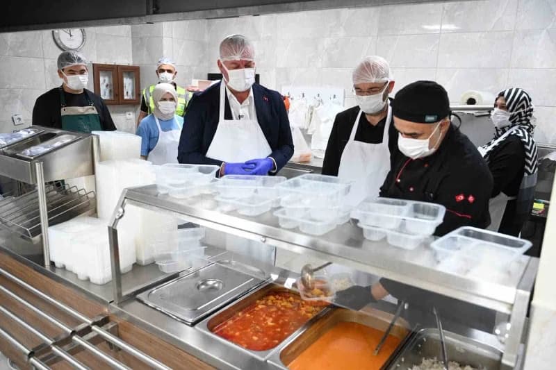 Karacabey Belediyesi sosyal destek hizmetleri kapsamında öğrencilere sıcak çorba ikramı yapılıyor