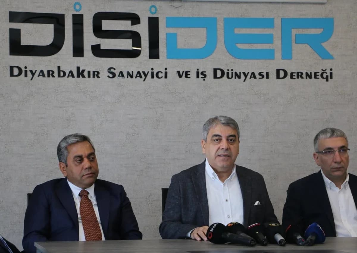 Diyarbakır Sanayici ve İş Dünyası Derneği Başkanı Şeyhmus Akbaş açıklama yaparken