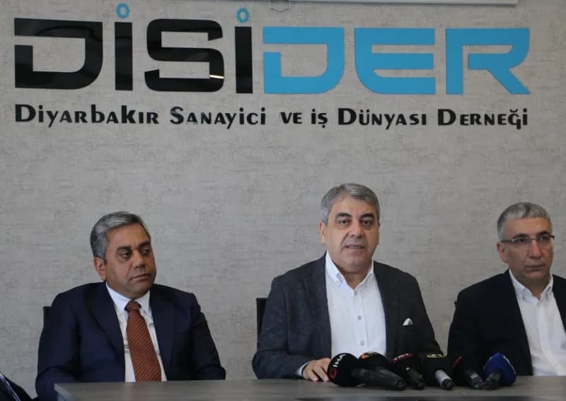 Diyarbakır Sanayici ve İş Dünyası Derneği Başkanı Şeyhmus Akbaş açıklama yaparken