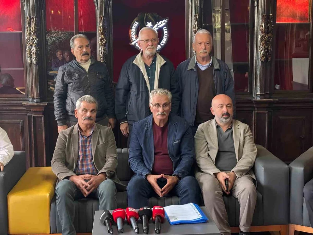 KÜREM-DER Genel Başkanı Faruk Çebi, Trabzon’da basın açıklaması yaparken