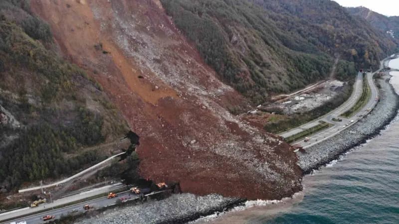 Artvin Karadeniz Sahil Yolu’nda heyelan ve dev kaya bloklarının oluşturduğu tehlike